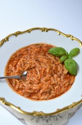nonna rosa's overgebleven vlees sauce soup met orzo pasta