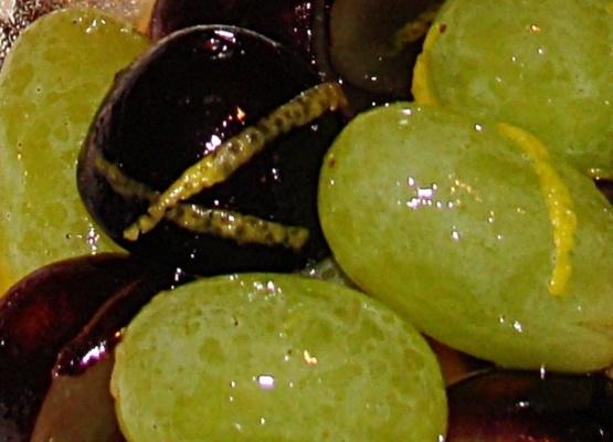 groene en zwarte gemacereerde druiven