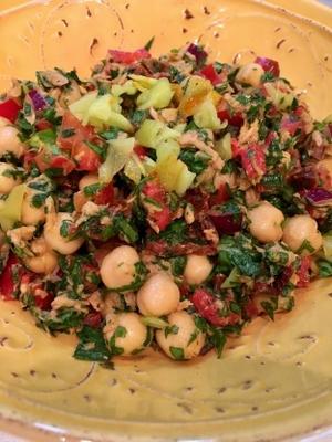 garbanzo en tonijnsalade met koriander, peterselie en rode paprika