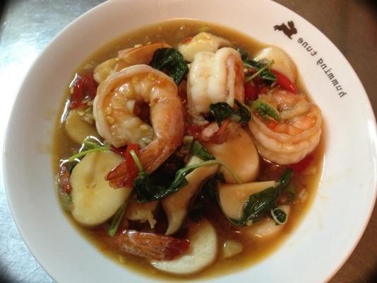 pad ka prao kung || gebakken garnalen met heilige basilicum
