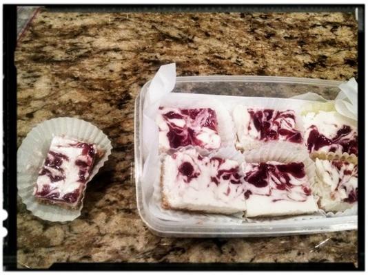 magere frambozen swirl cheesecake bars