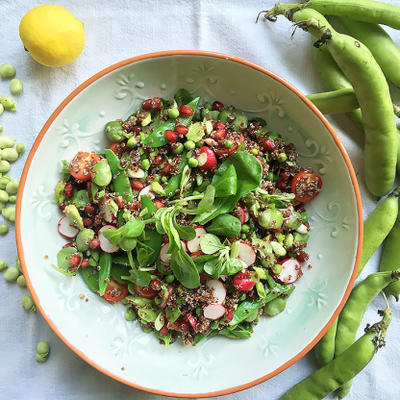zomerse salade met tuinbonen, zoete granaatappel en quinoa