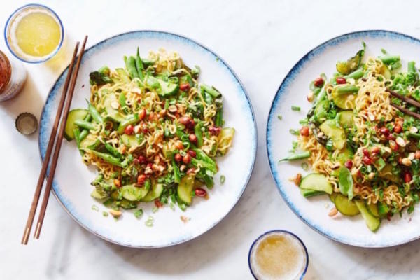 komkommer noodle salade met basilicum, groene bonen en pinda's