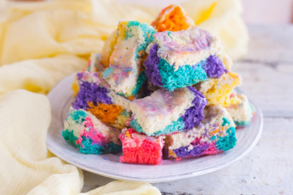 regenboog cheesecake swirl bars