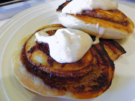 kaneelbrood pannekoeken met slagroom van het pompoenkruid