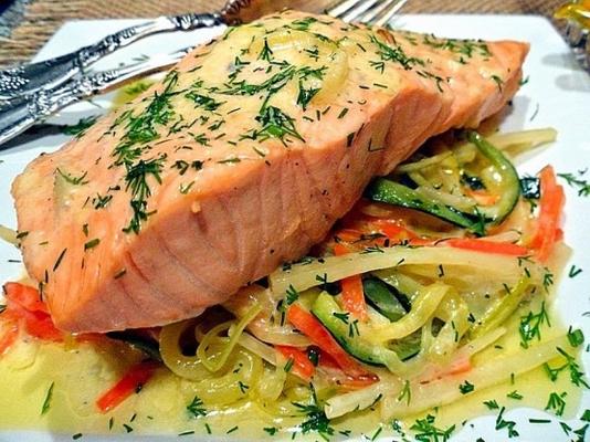 zalm a la nage met groenten in romige saus.