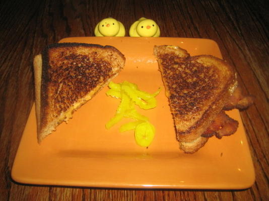 esdoornspek, peper kaas en peperoncini ontbijt sandwich