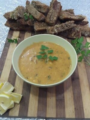 zeevruchten soep met knoflook, rozemarijn brood