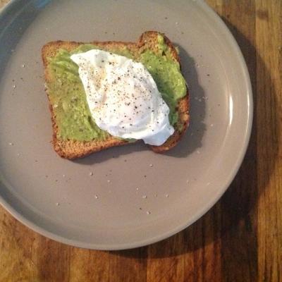 gepocheerde eieren en verbrijzelde avocado op toast