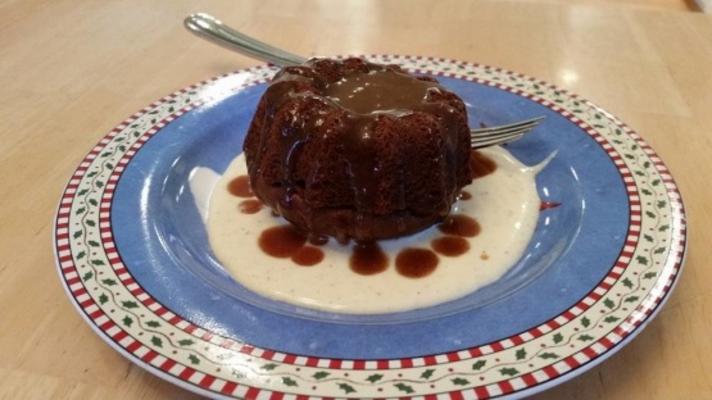 ontbijtkoek met eierpunch creme anglaise en gekruide carame