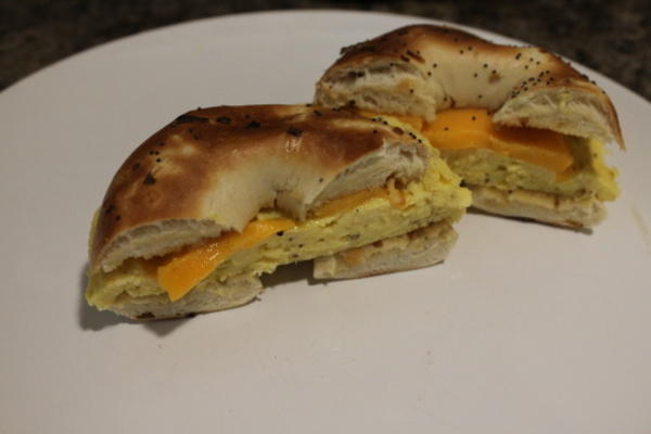eieren en kaas bagel ontbijt sandwich