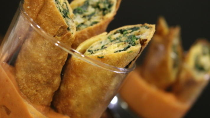 spanakopita taquitos met geitenkaas tomaat dipsaus ragu