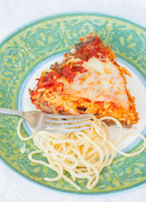 spaghetti taart over vlees korst ragu