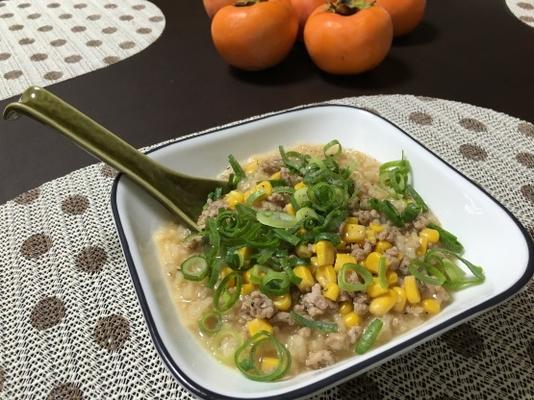 rijst pap (congee / jook / okayu) rijstkoker met varkensvlees en maïs