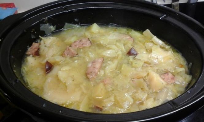 langzame gekookte poetsmiddelworst, kool en aardappelsoep