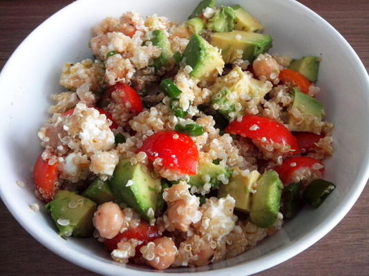 quinoa salade met kikkererwten en avocado