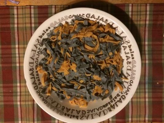 zwarte en oranje Halloween-deegwaren van scracth