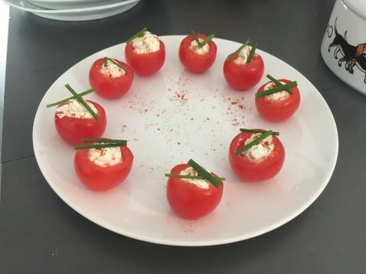 geroosterde knoflook en groene ui gevulde kersentomaten