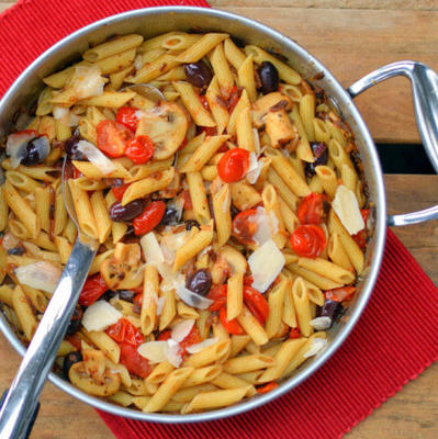 tomaat, champignons en kalamata olijf penne met parmezaanse kaas