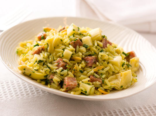 rijstpilaf salade met salami, artisjokken en provolone