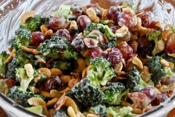 een geweldige combinatie van salade, broccoli en druivenmost