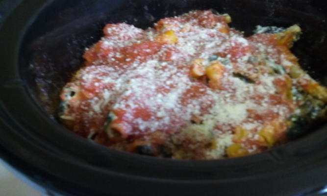 crock pot ziti met spinazie, ricotta en tomatensaus