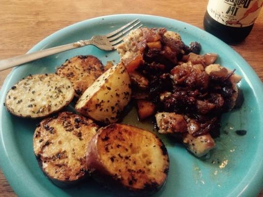 gestoofde kippendijen met chutney van appel en spek en geroosterd