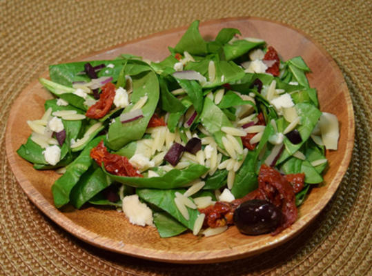 artisjok, orzo en zongedroogde tomatensalade