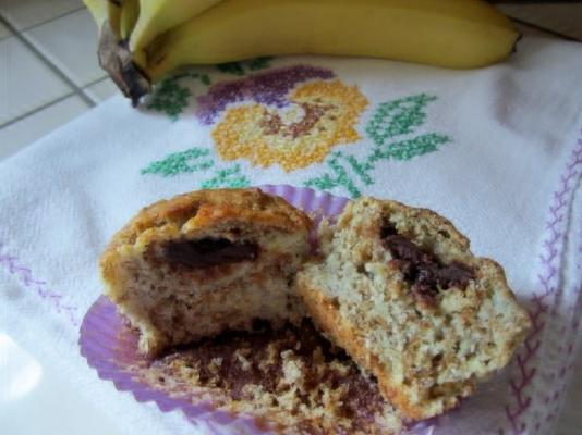 bananenzemelen muffins met lindt chocolade binnenin