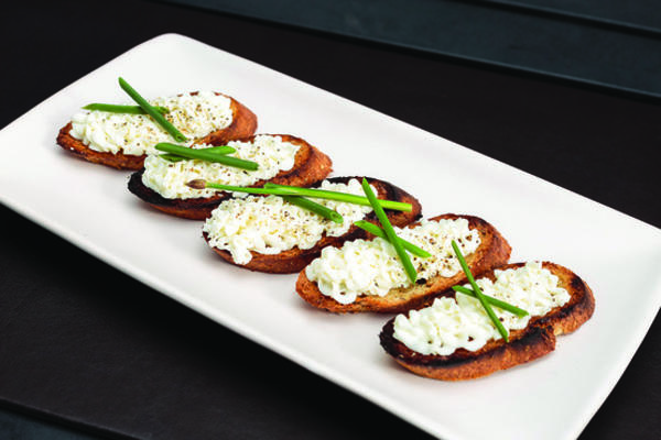 slagroom honing geitenkaas op gegrilde crostini