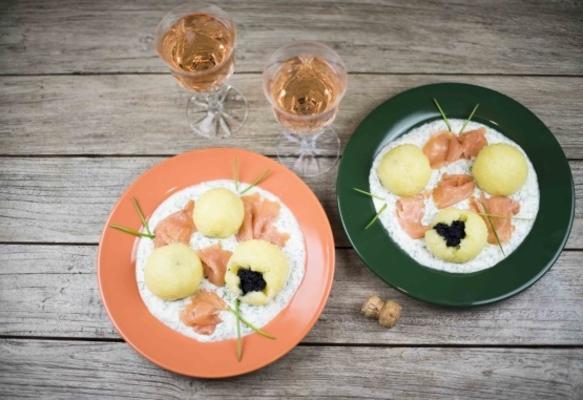 kaviaar - dumplings met vers kruid - saus en gerookte zalm