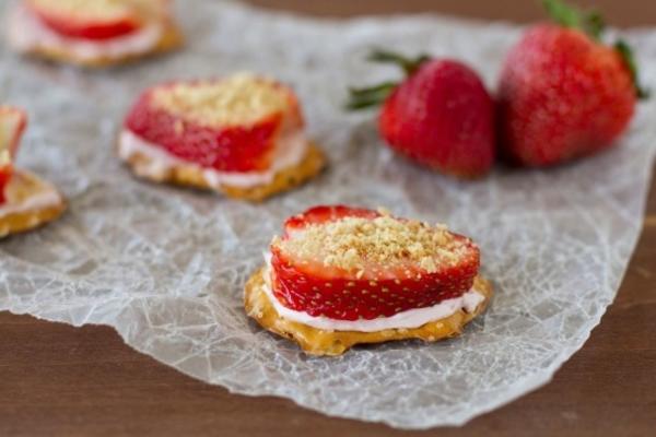 Strawberry cheesecake pretzel chips