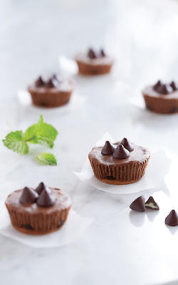 mini-chocoladekaas-cake met munt gevuld met heerlijke smaak en handel;