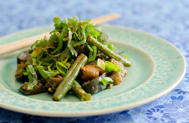 pittige aubergine en groene bonen roerbakken