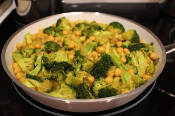 kikkererwten en broccoli kokoskerrie