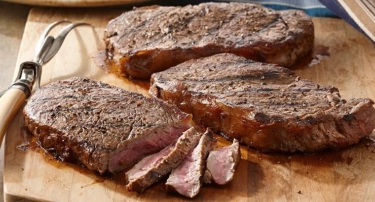 gebarsten gemarineerde steaks van peppercorn