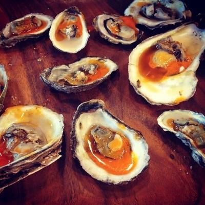 geroosterde oesters met hete saus