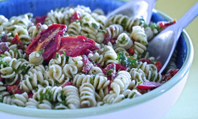 peterselie, zongedroogde tomaten en salade van rode pepers