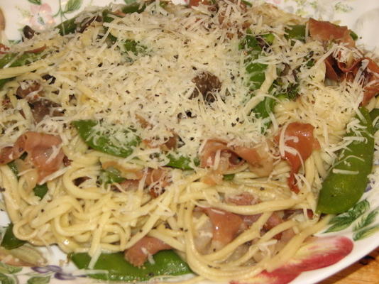 prosciutto, snapsie en paddenstoelenpasta