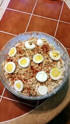 mama's geweldige macaroni-salade - genoeg om een ​​menigte te voeden