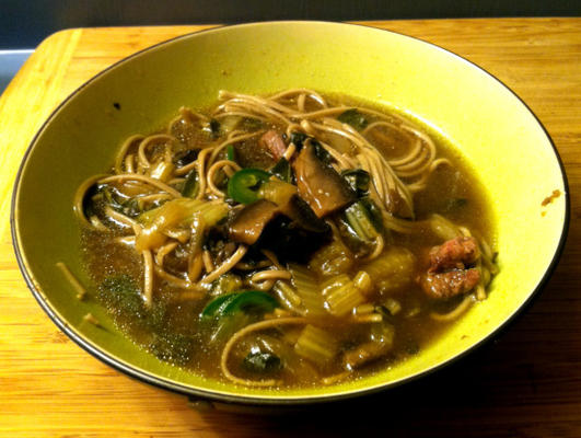 gemberbouillon met soba-noedels en paksoi