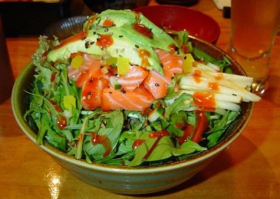 sashimi donburi - Japanse rijstkom, gegarneerd met salade en rauw