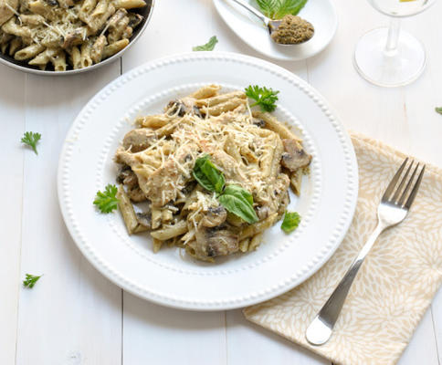 penne pasta met kip, champignons en pestosaus