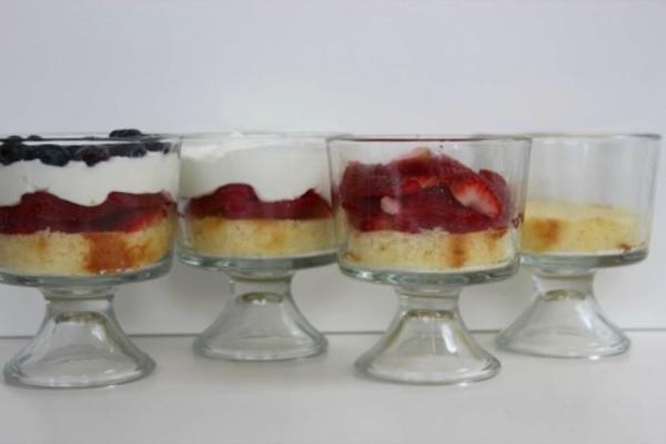 aardbeien bosbessen pond cake trifle
