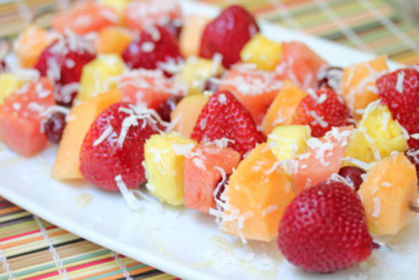 zomerfruit kebab met honing en kokos