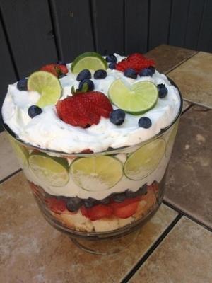 verwende chef-kok limoen-bessen mousse trifle