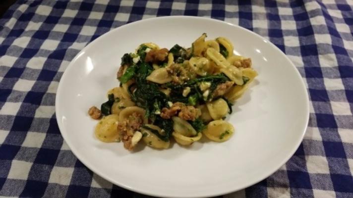 orecchiette pasta, worst, broccoli rabe en fetakaas