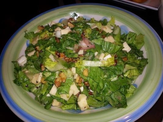 escarole (andijvie), walnoot en fontina salade