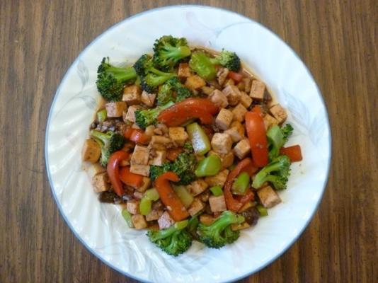 tofu hoisin met broccoli, rode peper en walnoten