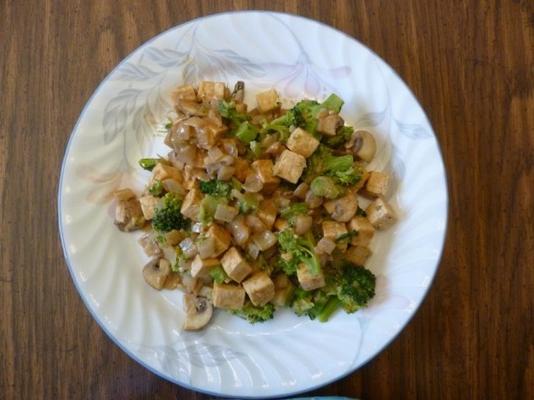 tofu en broccoli in pindasaus